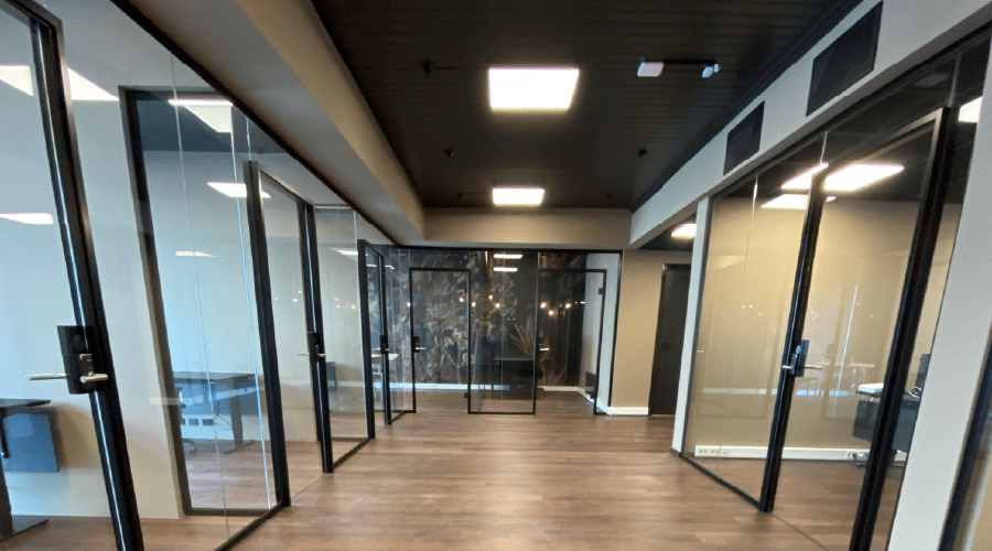 Korridorer med innglassede kontorrom